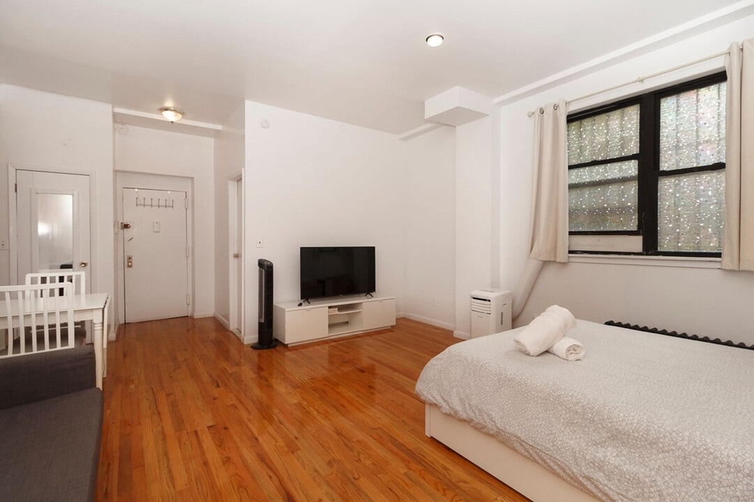 215 B E 95th St in New York, NY - Building Photo