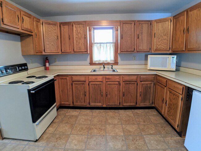 62 W Main St in Upton, MA - Building Photo - Building Photo