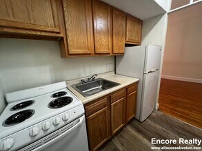 33 Lancaster Terrace, Unit 112 in Brookline, MA - Building Photo - Building Photo