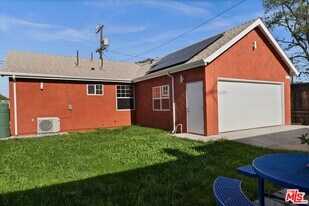 2207 W 20th St in Los Angeles, CA - Building Photo