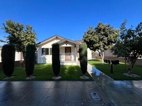51 W 53rd St, Unit 51.5 in Long Beach, CA - Building Photo - Building Photo