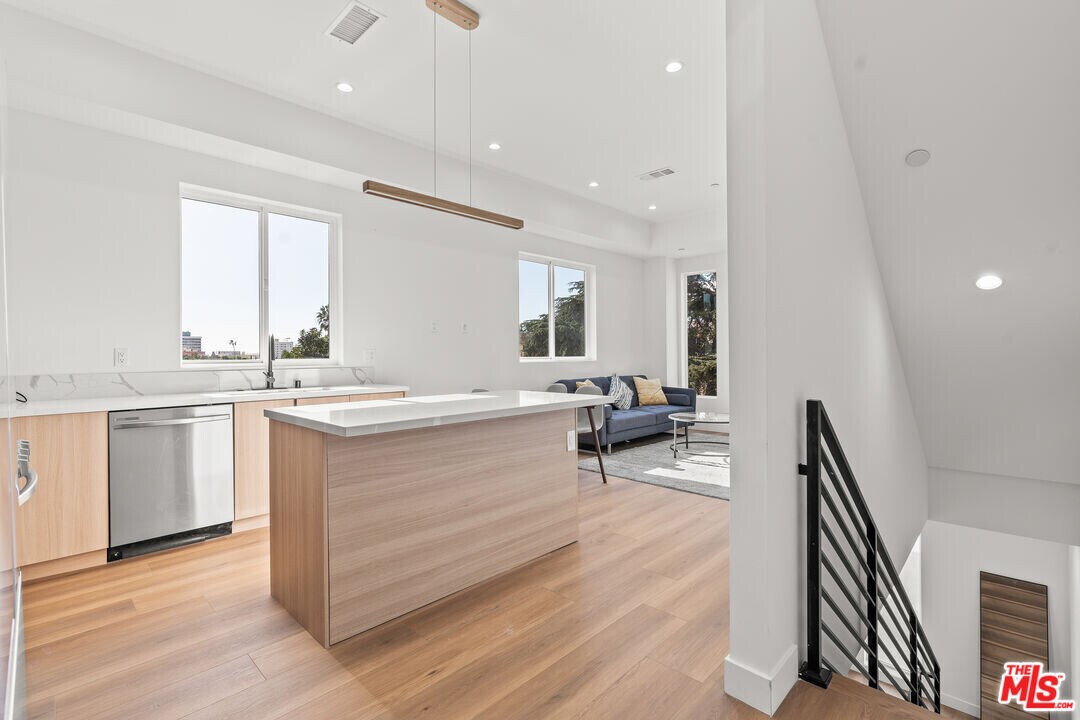 236 S Carondelet St in Los Angeles, CA - Building Photo