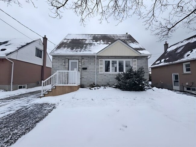 property at 22 E 44th St