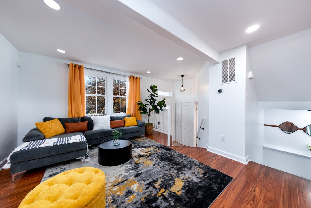 6153 Gardenia Ct in Alexandria, VA - Building Photo