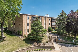 Parkview Terrace in Roseville, MN - Building Photo - Building Photo