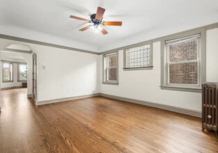 5352 W Sunnyside Ave, Unit 2 in Chicago, IL - Foto de edificio - Building Photo