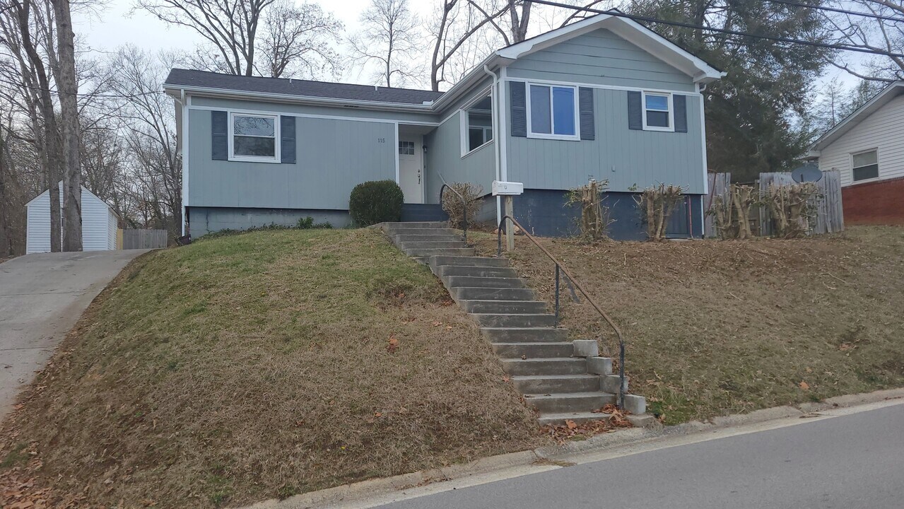 115 Kentucky Ave in Oak Ridge, TN - Foto de edificio