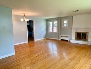 25 Lindy Ln in West Hartford, CT - Building Photo - Building Photo