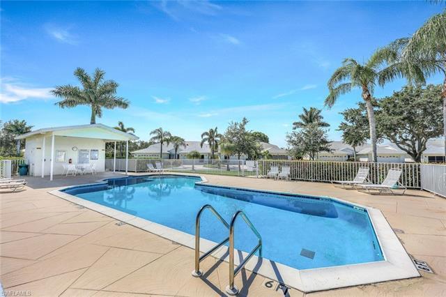 6145 Thresher Dr in Naples, FL - Foto de edificio