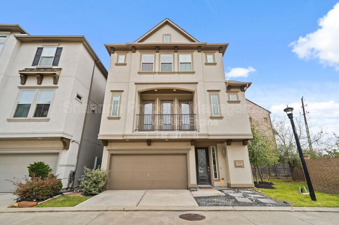 2025 Cambridge Heights Pl in Houston, TX - Building Photo