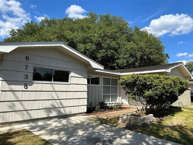 6738 Hendon Ln in Houston, TX - Foto de edificio - Building Photo