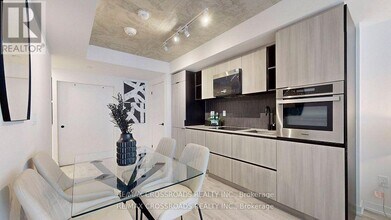 2-302 Augusta Ave in Toronto, ON - Building Photo - Building Photo