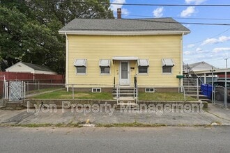 25 Slade St in Pawtucket, RI - Building Photo - Building Photo