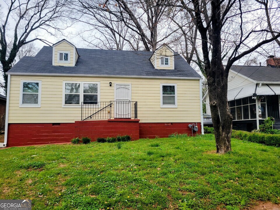 1361 McClelland Ave in East Point, GA - Building Photo