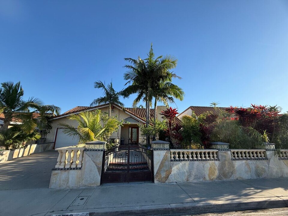 10302 Parkview Ave in Westminster, CA - Building Photo