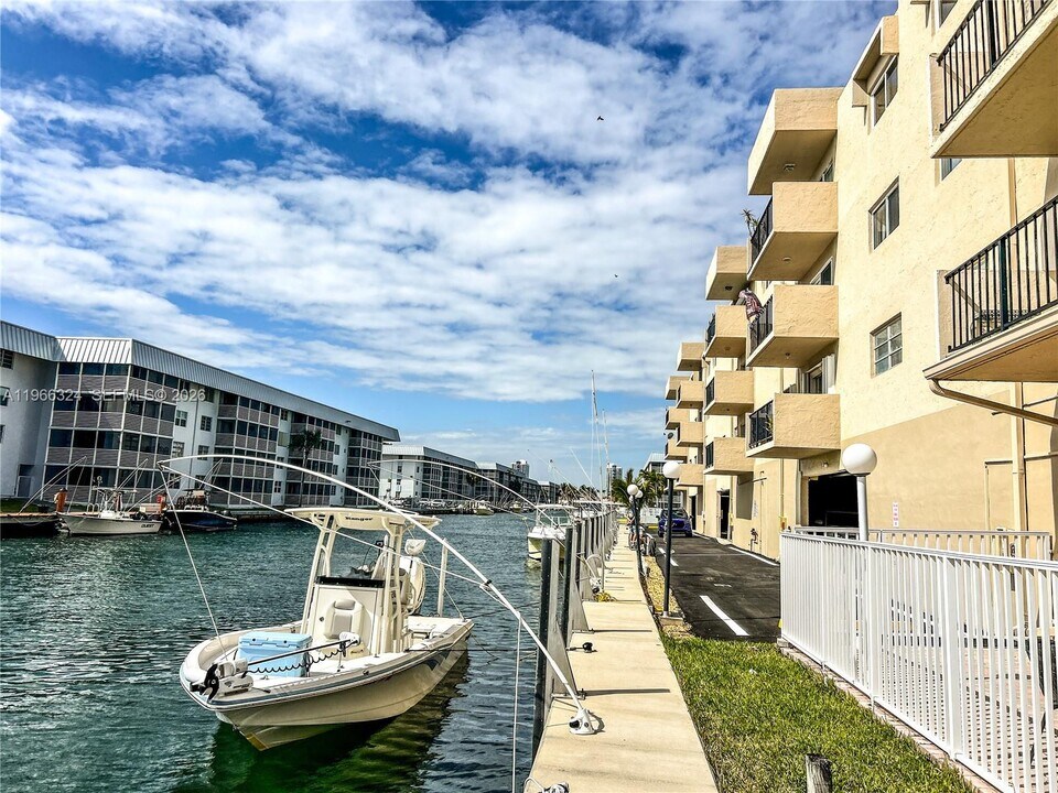 3860 NE 170th St in North Miami Beach, FL - Building Photo