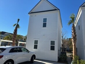 1535 Foster Creek Rd in Hanahan, SC - Foto de edificio - Building Photo