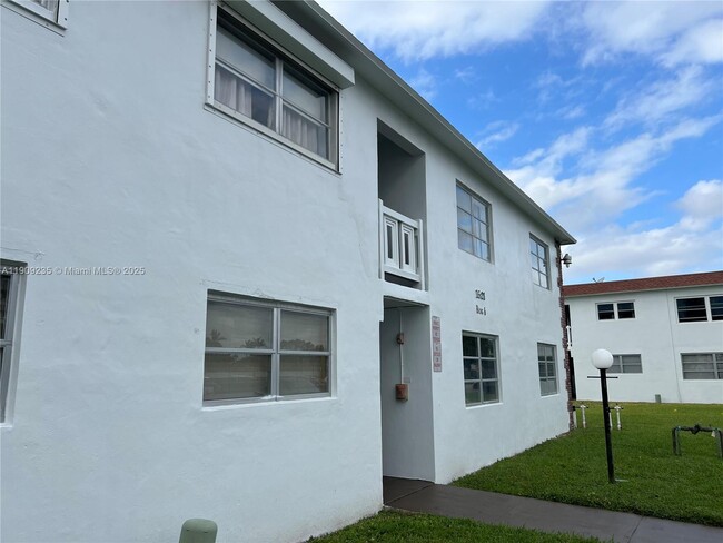 1521 NW 43rd Ave in Lauderhill, FL - Building Photo - Building Photo