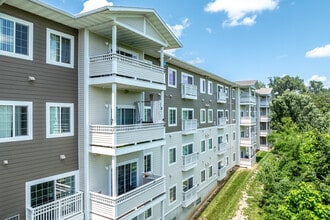 Riverview Place in Cedar Rapids, IA - Foto de edificio - Building Photo