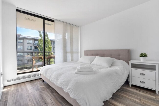 124 W 1st St in North Vancouver, BC - Building Photo - Building Photo
