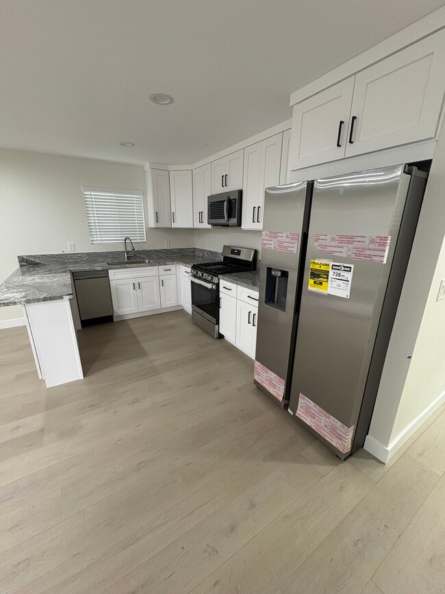 2410 W Stanford St in Santa Ana, CA - Foto de edificio - Building Photo