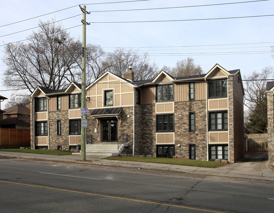 2814 Bloor St W in Toronto, ON - Building Photo