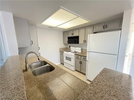 8070 W Russell Rd in Las Vegas, NV - Building Photo