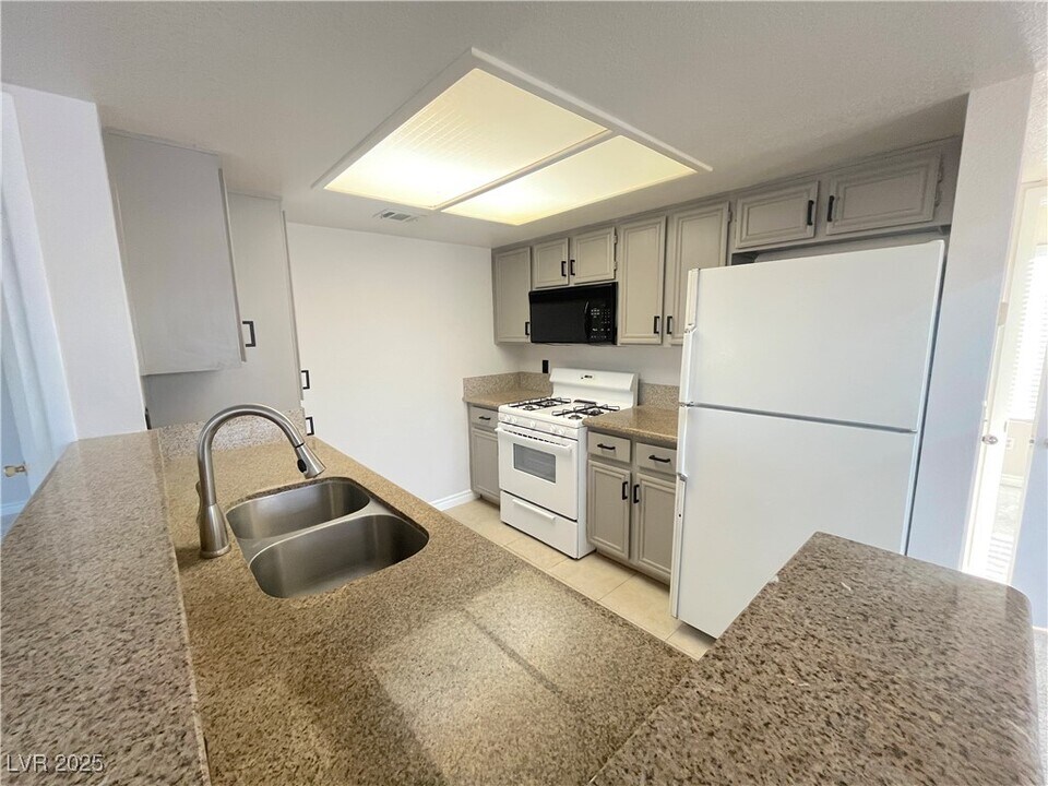 8070 W Russell Rd in Las Vegas, NV - Building Photo