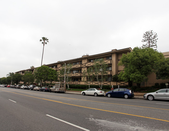 17020 Burbank Blvd in Encino, CA - Foto de edificio - Building Photo