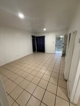 20 H St, Unit Apt B in Bakersfield, CA - Building Photo - Building Photo