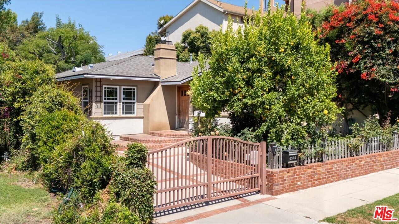 4385 Camellia Ave in Los Angeles, CA - Building Photo