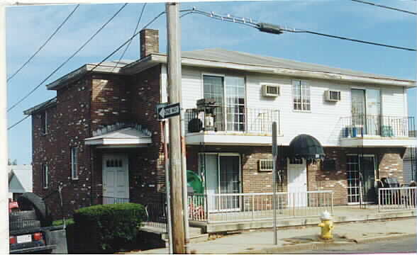 211 Malden St in Revere, MA - Building Photo