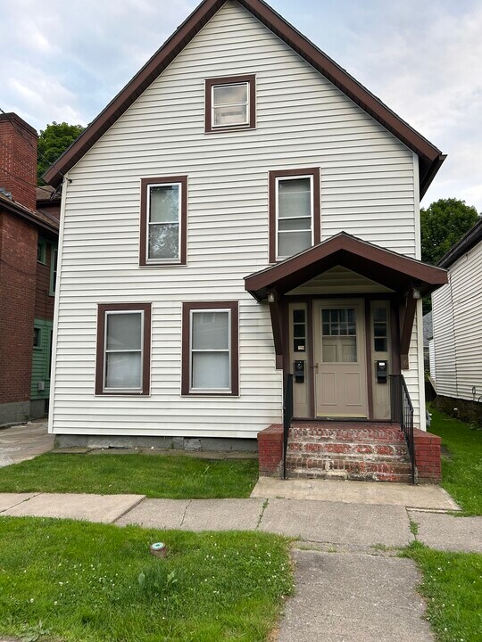 29 Henry St, Unit 2nd floor in Norwich, NY - Building Photo