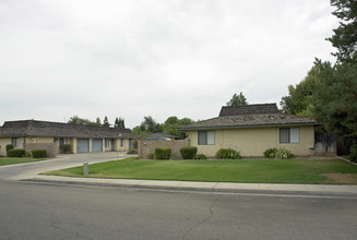 366-426 W Carob Ave in Reedley, CA - Building Photo - Building Photo