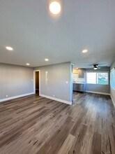 5852 Santa Barbara Ave, Unit D in Garden Grove, CA - Foto de edificio - Building Photo