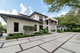 11200 SW 60th Ave in Pinecrest, FL - Building Photo - Building Photo