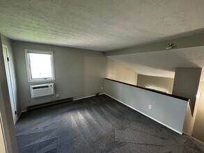 851 Kerns Dr NE-Unit -Apt A (Loft) in Bolivar, OH - Building Photo - Building Photo