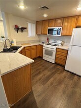 7400 W Flamingo Rd in Las Vegas, NV - Building Photo - Building Photo