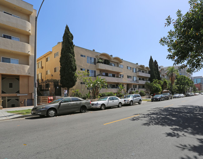 330 S New Hampshire Ave in Los Angeles, CA - Foto de edificio - Building Photo