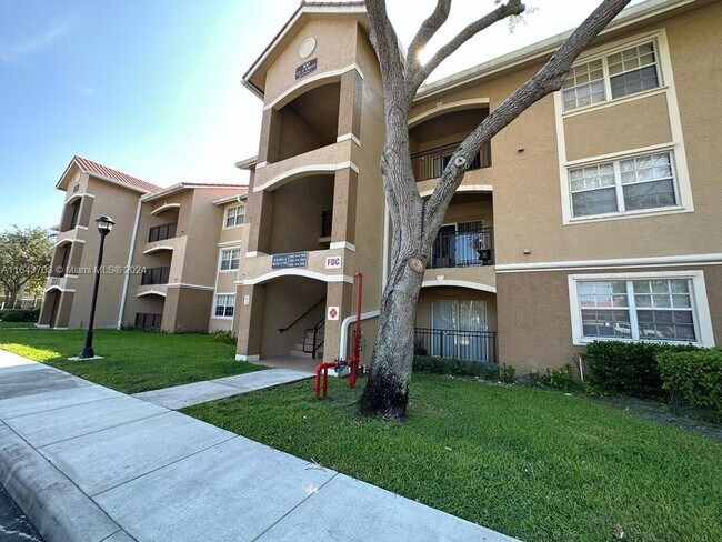 100 SW 117th Terrace in Pembroke Pines, FL - Foto de edificio - Building Photo