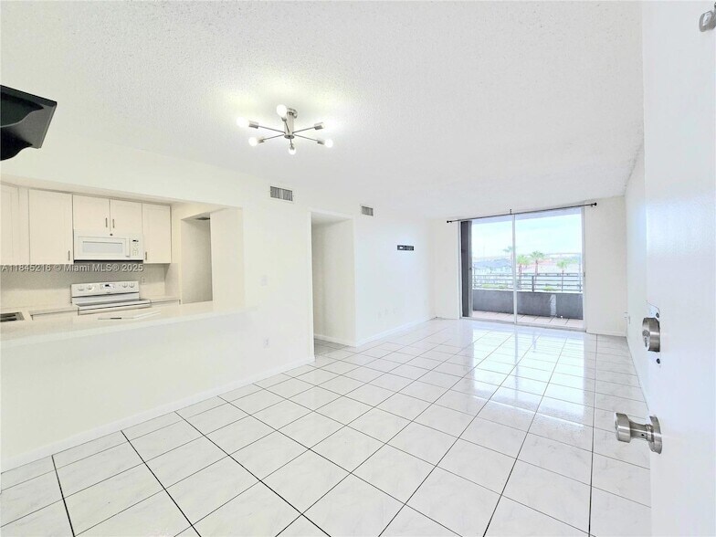 8231 NW 8th St, Unit 2502 in Miami, FL - Building Photo