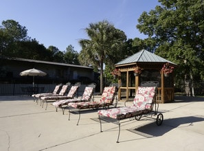 Hampton Court Apartments in Baton Rouge, LA - Building Photo - Building Photo