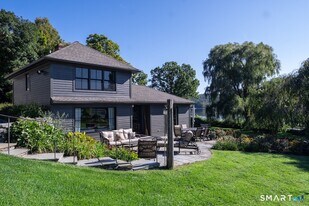 69 Mudge Pond Rd in Sharon, CT - Building Photo