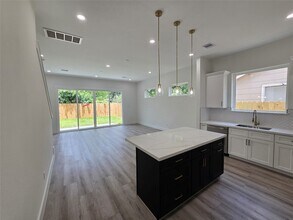 7012 St Augustine St in Houston, TX - Building Photo - Building Photo