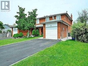 7214 Sigsbee Dr in Mississauga, ON - Building Photo - Building Photo