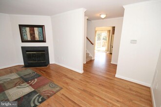 921 Barton Oaks Pl, Unit 1223 in Herndon, VA - Building Photo - Building Photo