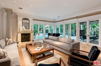 2353 Bowmont Dr in Beverly Hills, CA - Building Photo - Building Photo