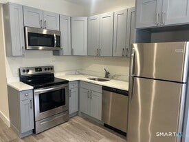 11 Church Hill Rd in Newtown, CT - Building Photo