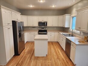 13500 Sheridan Ave in Urbandale, IA - Building Photo - Building Photo