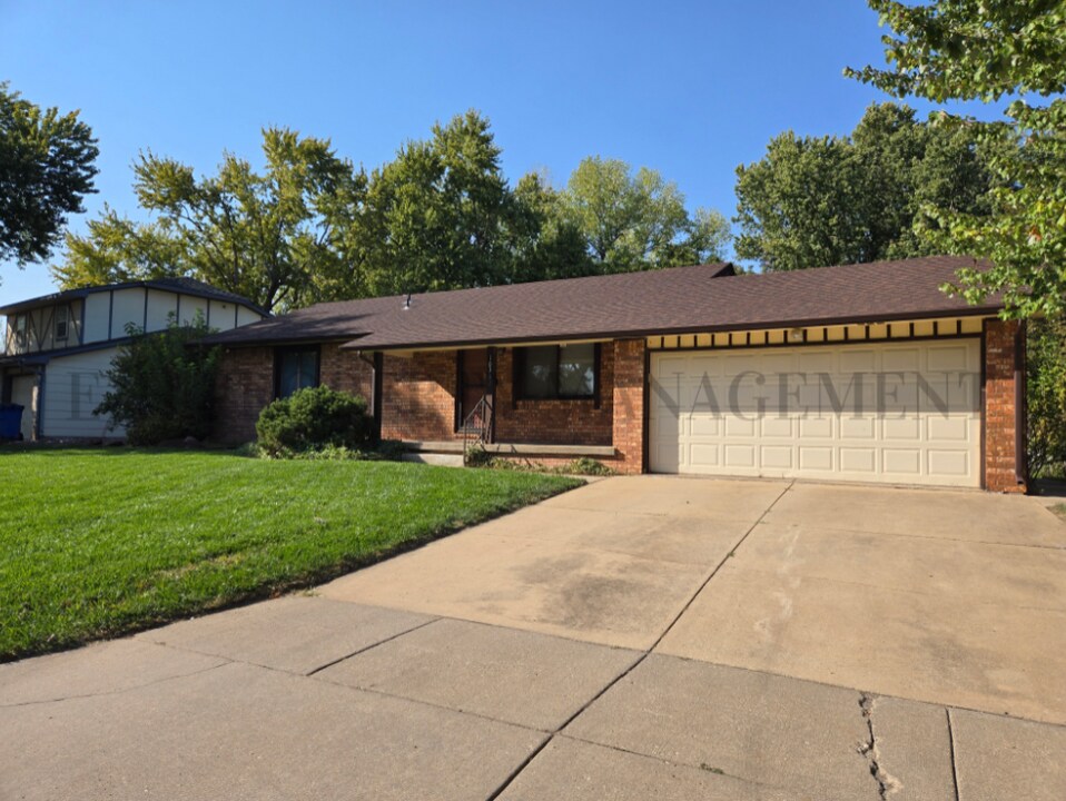 10312 W Esthner Ave in Wichita, KS - Building Photo